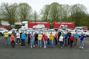 Das Bild zeigt das gesamte vor den Autos und dem LKW.